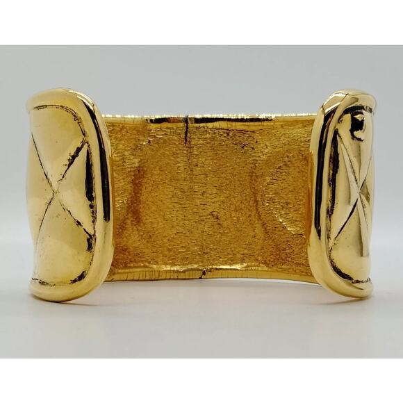 Chanel 'quilted' gilt metal cuff, circa  -1990 - Picture 4 of 8